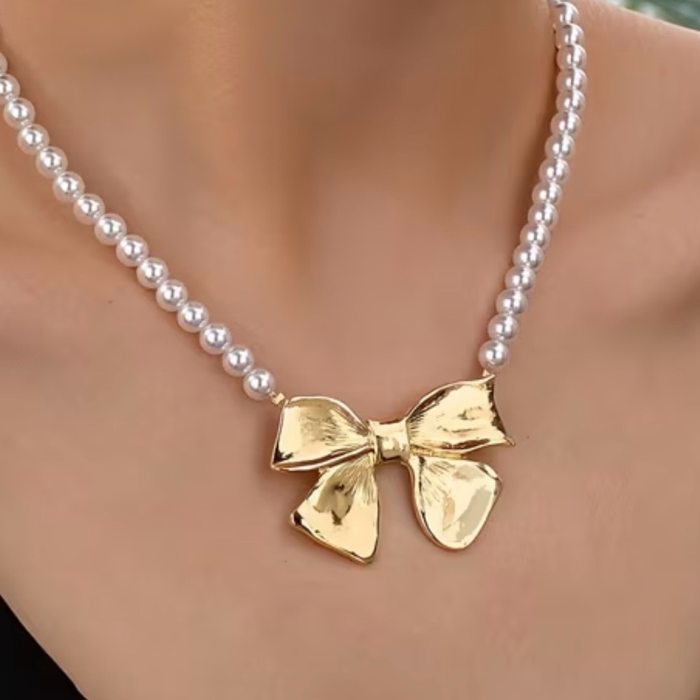 Elegant Gold Bow Pearl Necklace